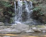 屋敷内の滝